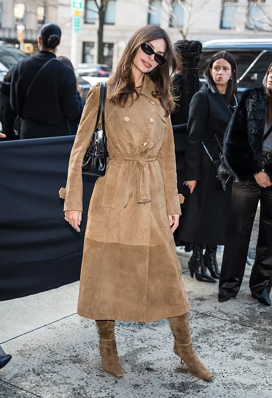 Emily Ratajkowski photo 4 of 3958