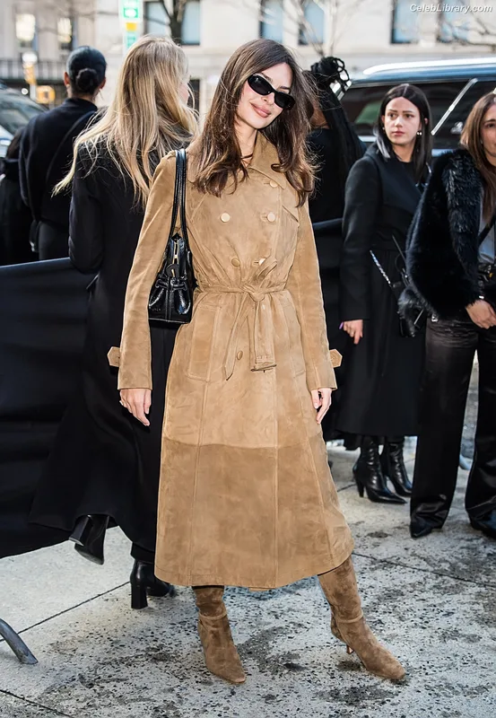 Emily Ratajkowski photo 5 of 3958