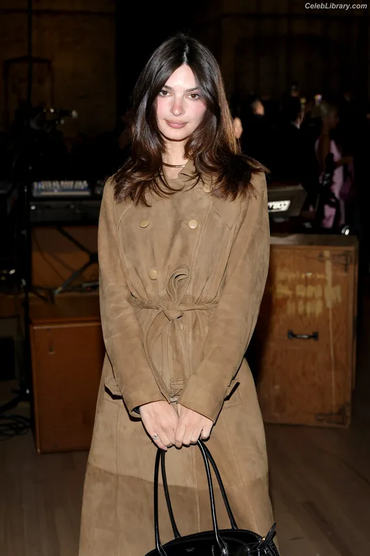 Emily Ratajkowski photo 8 of 3958