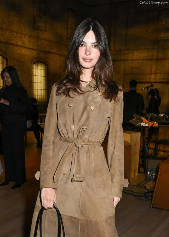 Emily Ratajkowski photo 9 of 3958