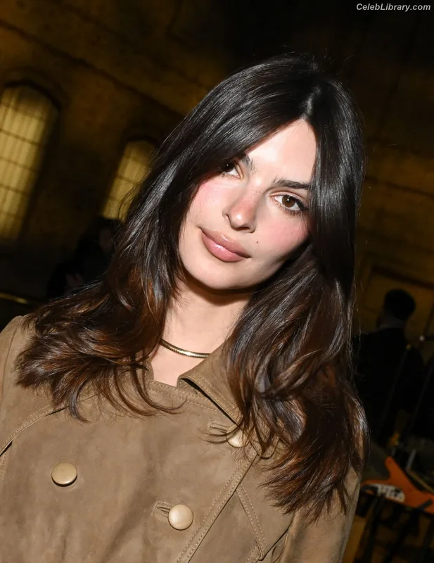 Emily Ratajkowski photo 10 of 3958