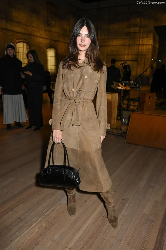 Emily Ratajkowski photo 11 of 3958