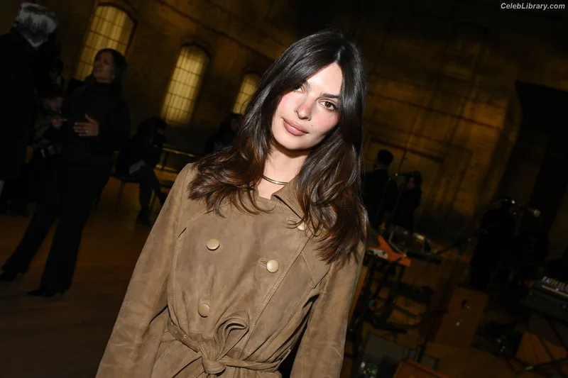 Emily Ratajkowski photo 12 of 3958