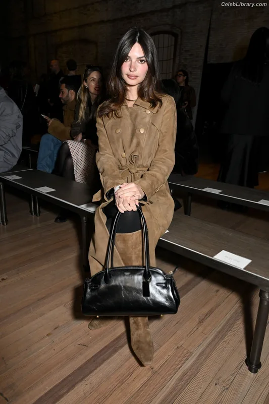 Emily Ratajkowski photo 13 of 3958