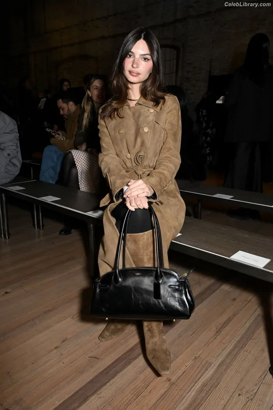 Emily Ratajkowski photo 14 of 3958