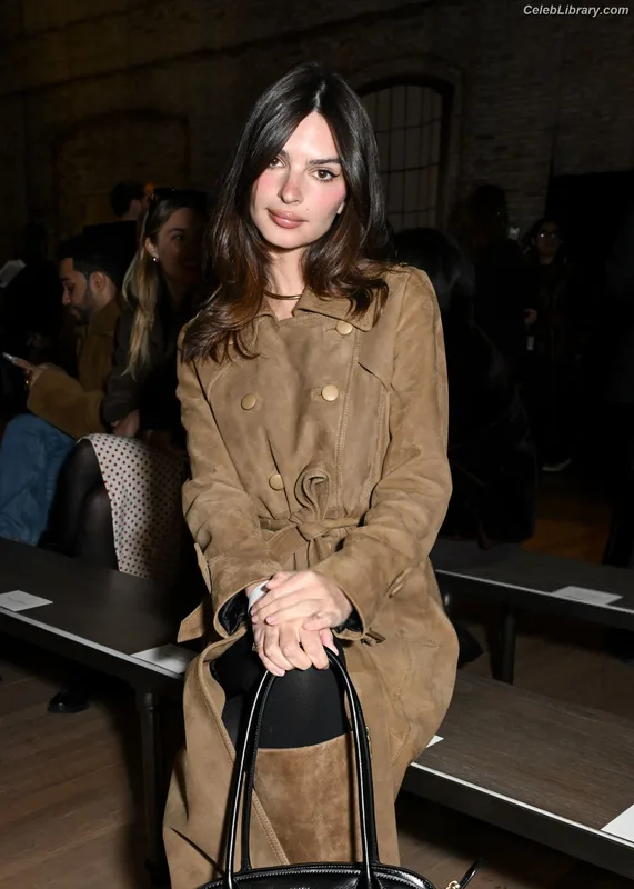 Emily Ratajkowski photo 20 of 3958