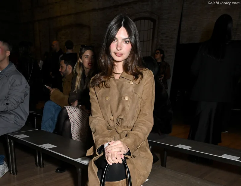 Emily Ratajkowski photo 21 of 3958