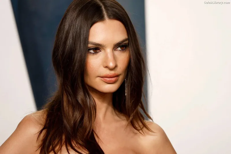 Emily Ratajkowski photo 21 of 3958