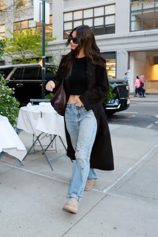 Emily Ratajkowski photo 2 of 3958