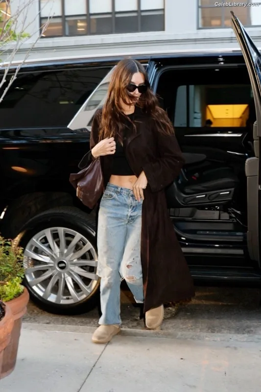 Emily Ratajkowski photo 15 of 3958