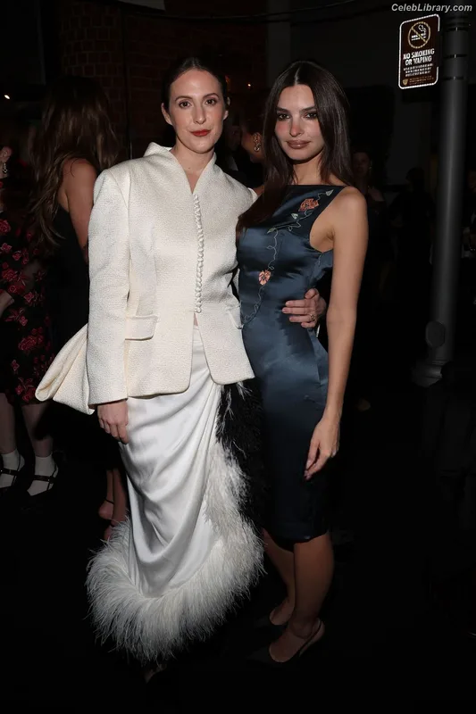 Emily Ratajkowski photo 24 of 3958