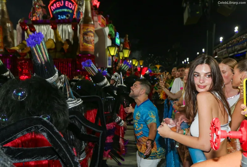 Emily Ratajkowski photo 19 of 3958