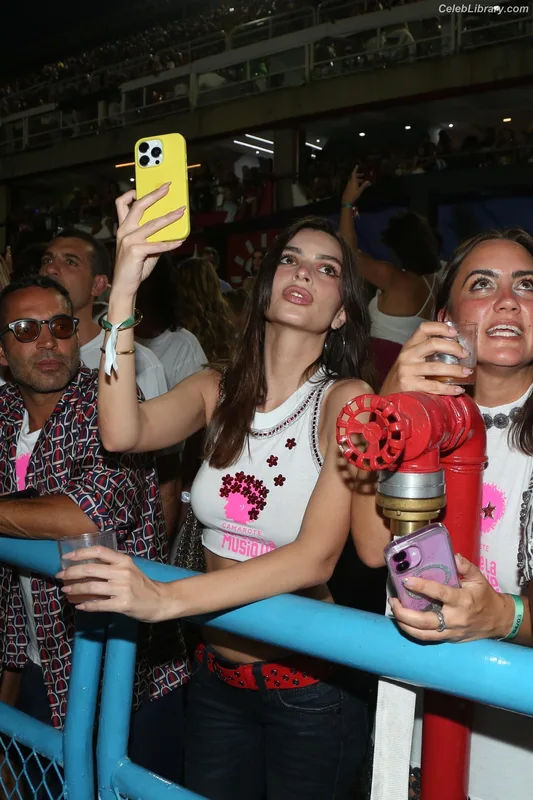 Emily Ratajkowski photo 5 of 3958