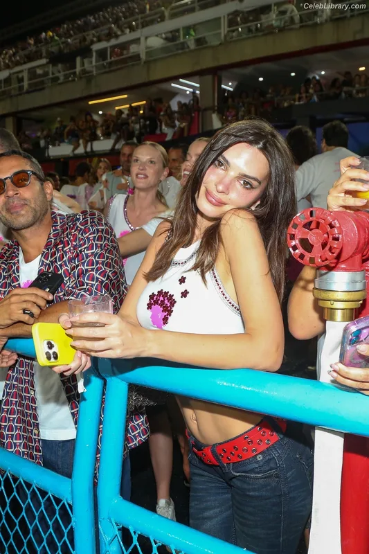 Emily Ratajkowski photo 7 of 3958