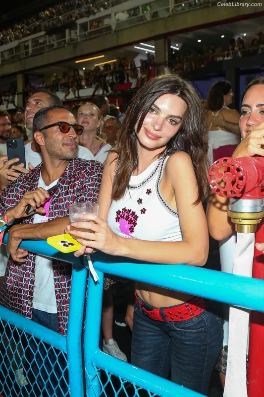 Emily Ratajkowski photo 11 of 3958