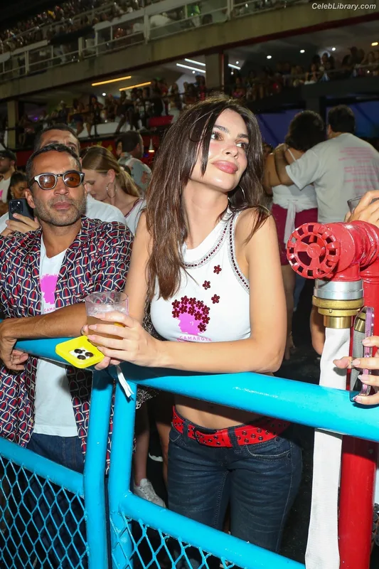 Emily Ratajkowski photo 15 of 3958