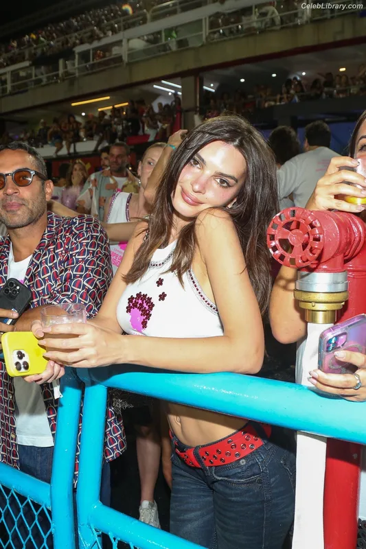 Emily Ratajkowski photo 16 of 3958