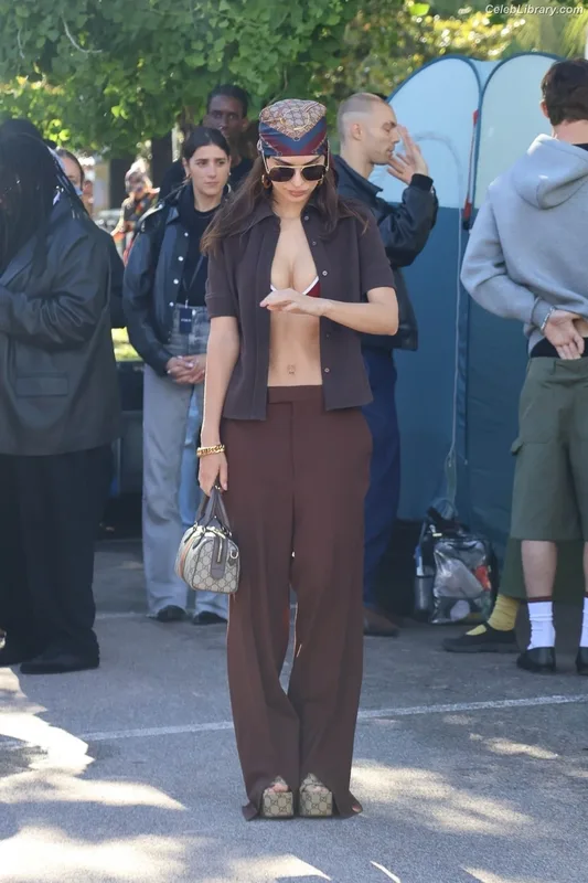 Emily Ratajkowski photo 5 of 3958