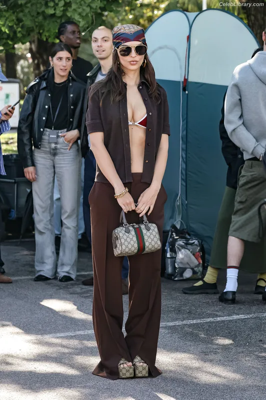 Emily Ratajkowski photo 9 of 3958