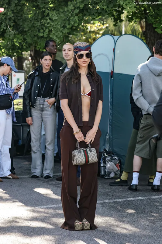 Emily Ratajkowski photo 15 of 3958