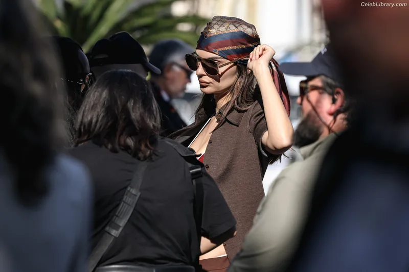 Emily Ratajkowski photo 21 of 3958