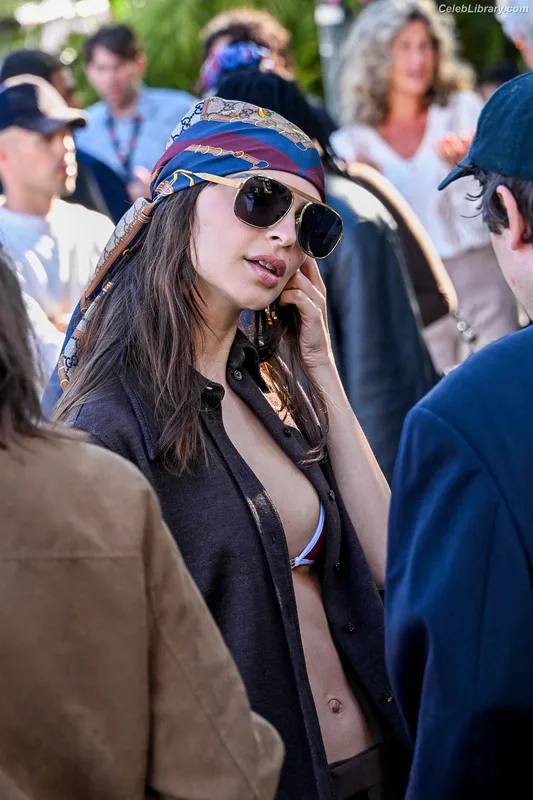 Emily Ratajkowski photo 24 of 3958