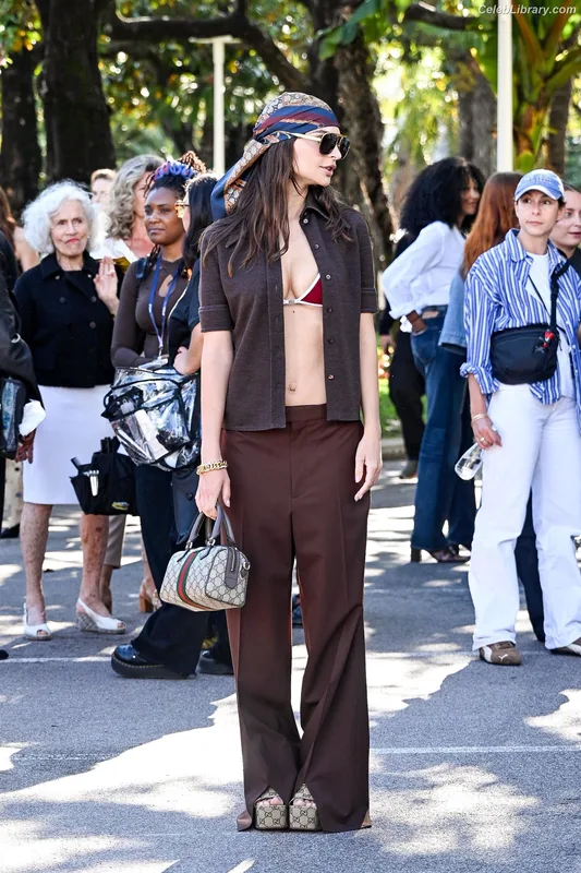 Emily Ratajkowski photo 4 of 3958