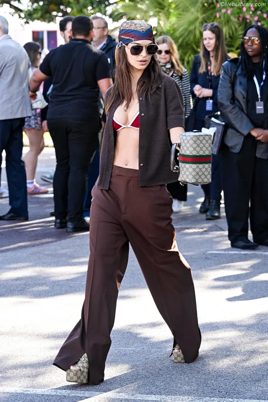 Emily Ratajkowski photo 13 of 3958