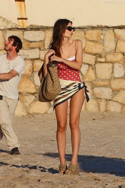 Emily Ratajkowski photo 4 of 3958