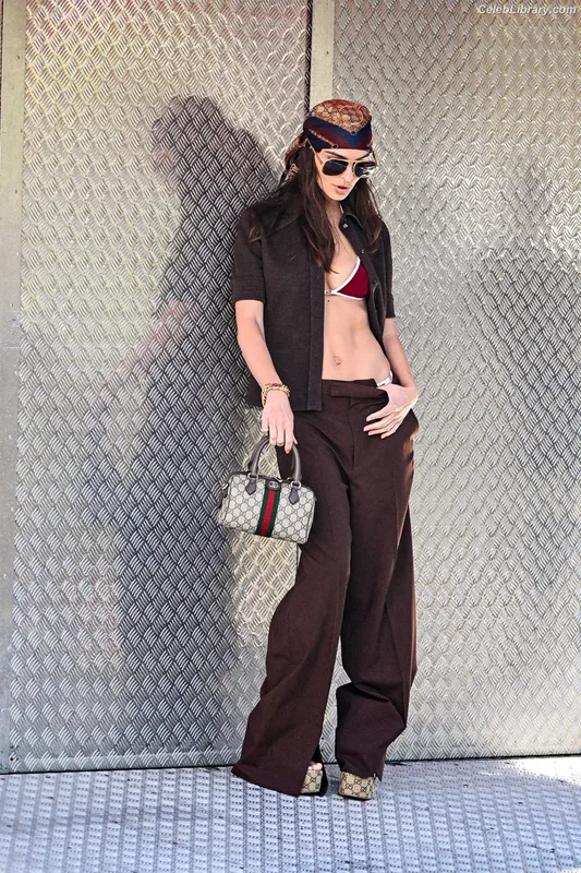 Emily Ratajkowski photo 8 of 3958