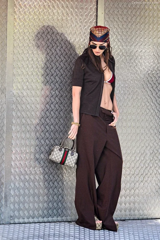 Emily Ratajkowski photo 9 of 3958