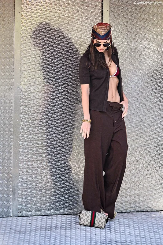 Emily Ratajkowski photo 11 of 3958