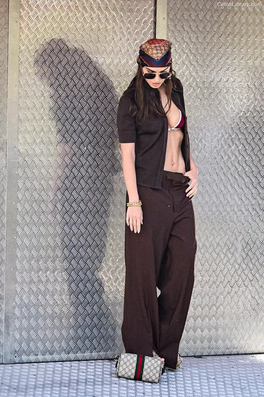 Emily Ratajkowski photo 12 of 3958
