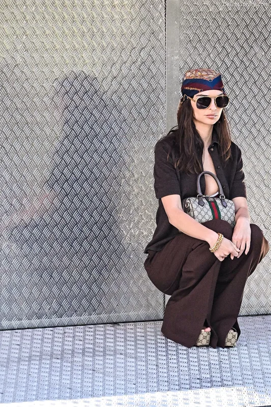 Emily Ratajkowski photo 16 of 3958