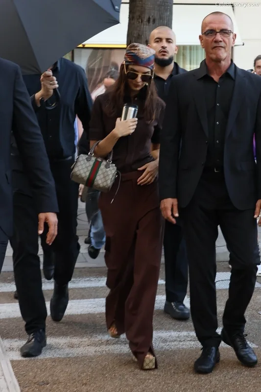 Emily Ratajkowski photo 4 of 3958