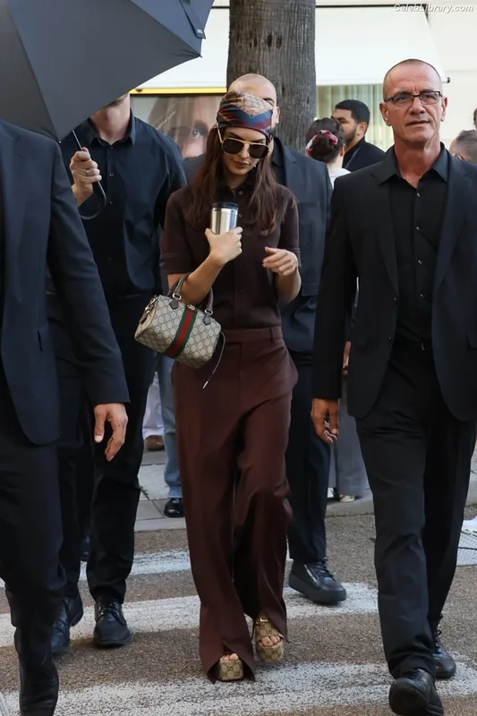 Emily Ratajkowski photo 10 of 3958