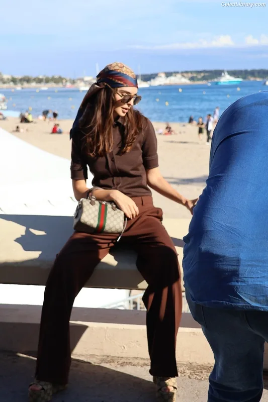 Emily Ratajkowski photo 14 of 3958