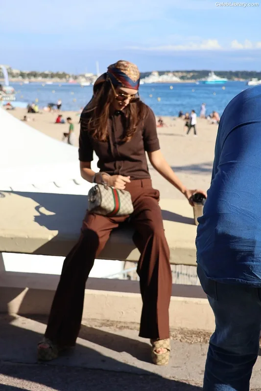 Emily Ratajkowski photo 16 of 3958