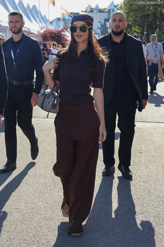 Emily Ratajkowski photo 10 of 3958