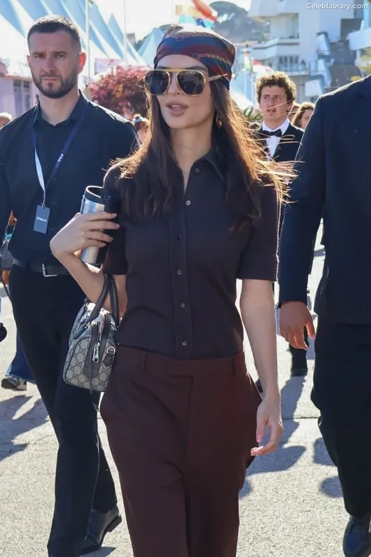 Emily Ratajkowski photo 18 of 3958