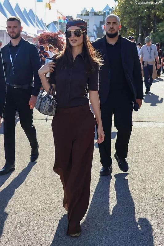 Emily Ratajkowski photo 7 of 3958