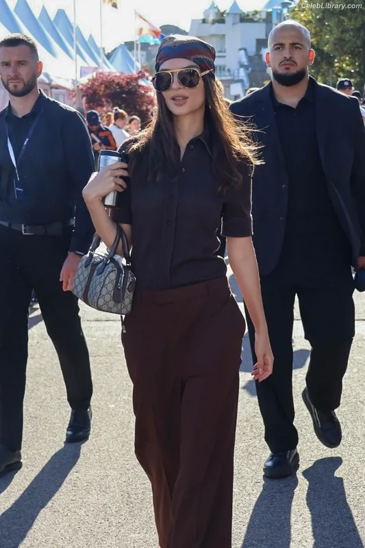 Emily Ratajkowski photo 8 of 3958