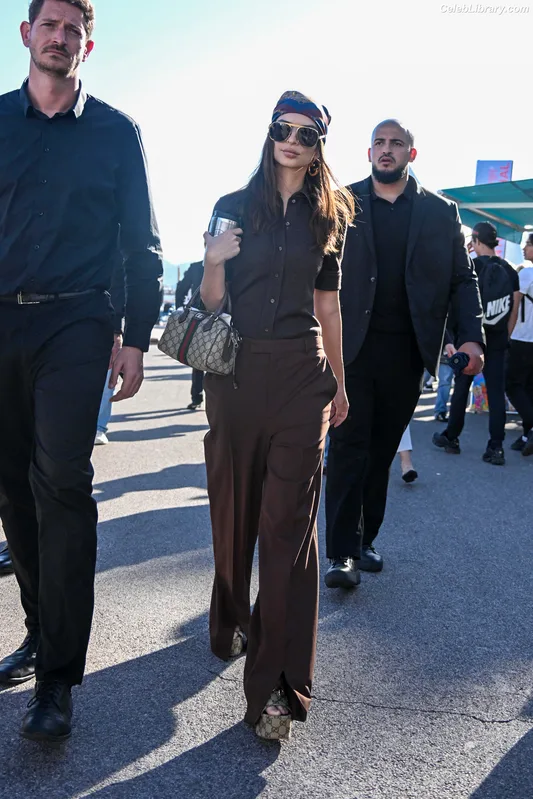 Emily Ratajkowski photo 10 of 3958
