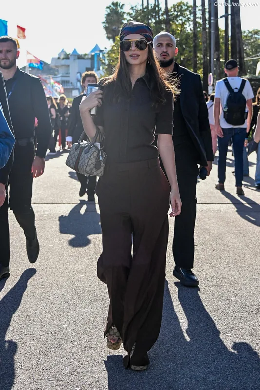 Emily Ratajkowski photo 11 of 3958