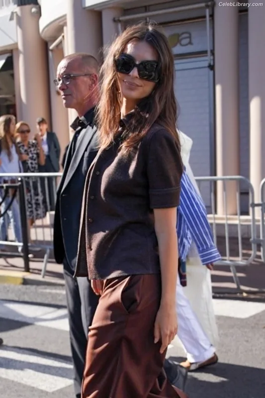 Emily Ratajkowski photo 13 of 3958