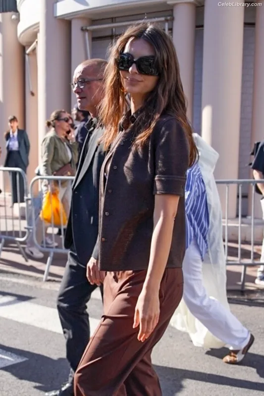 Emily Ratajkowski photo 16 of 3958