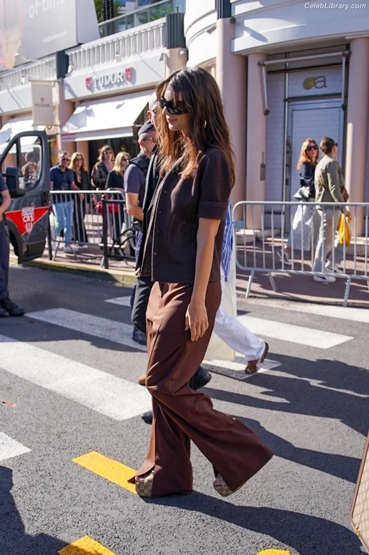 Emily Ratajkowski photo 17 of 3958
