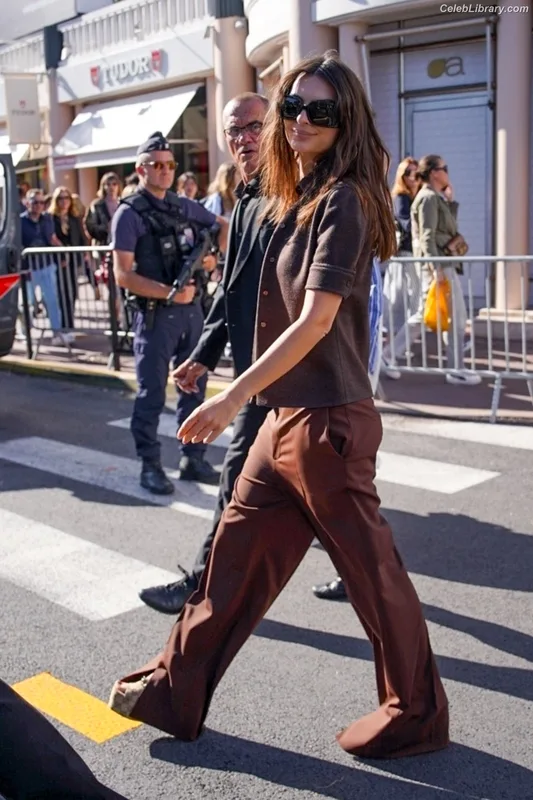 Emily Ratajkowski photo 18 of 3958