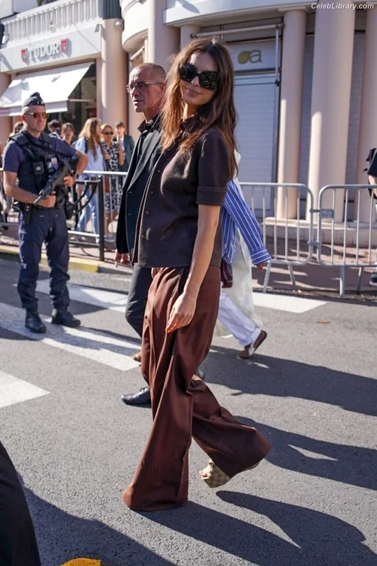 Emily Ratajkowski photo 1 of 3958