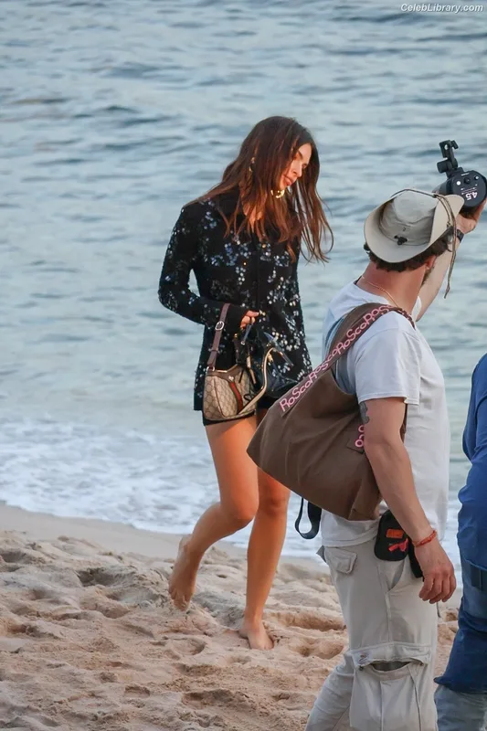 Emily Ratajkowski photo 6 of 3958
